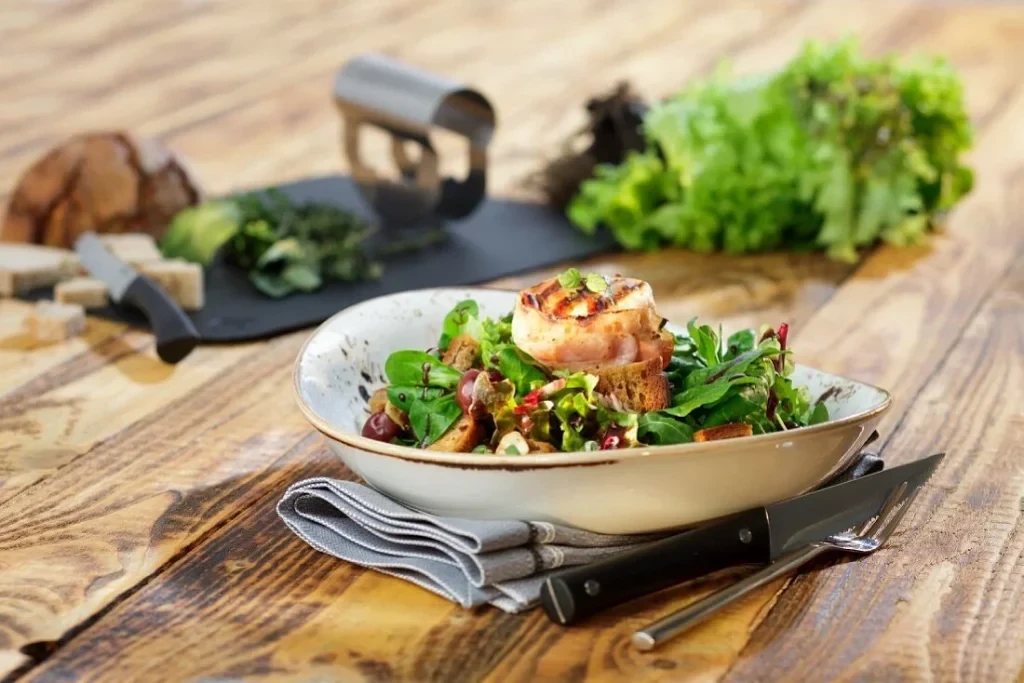 Bread salad with Garrotxa cheese and arugula leaves