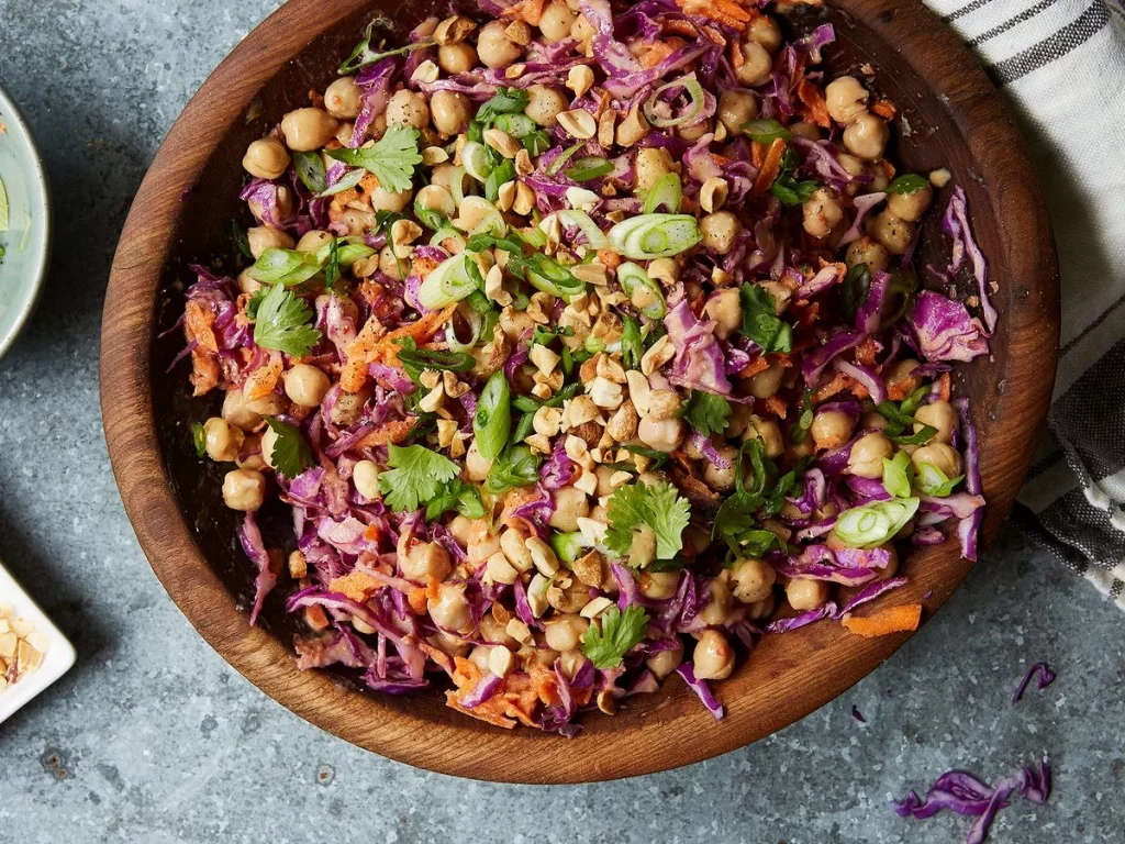 Raw and roasted salad with chickpeas and scallions
