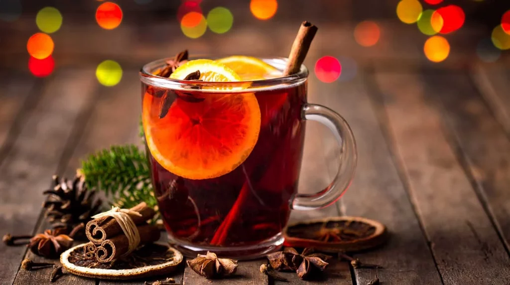Mulled wine with orange and sinnamon
