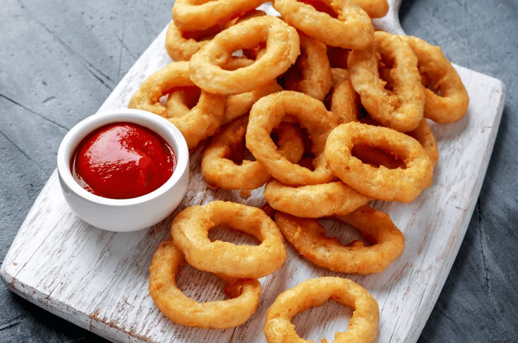 crispy onion rings with tomato sauce