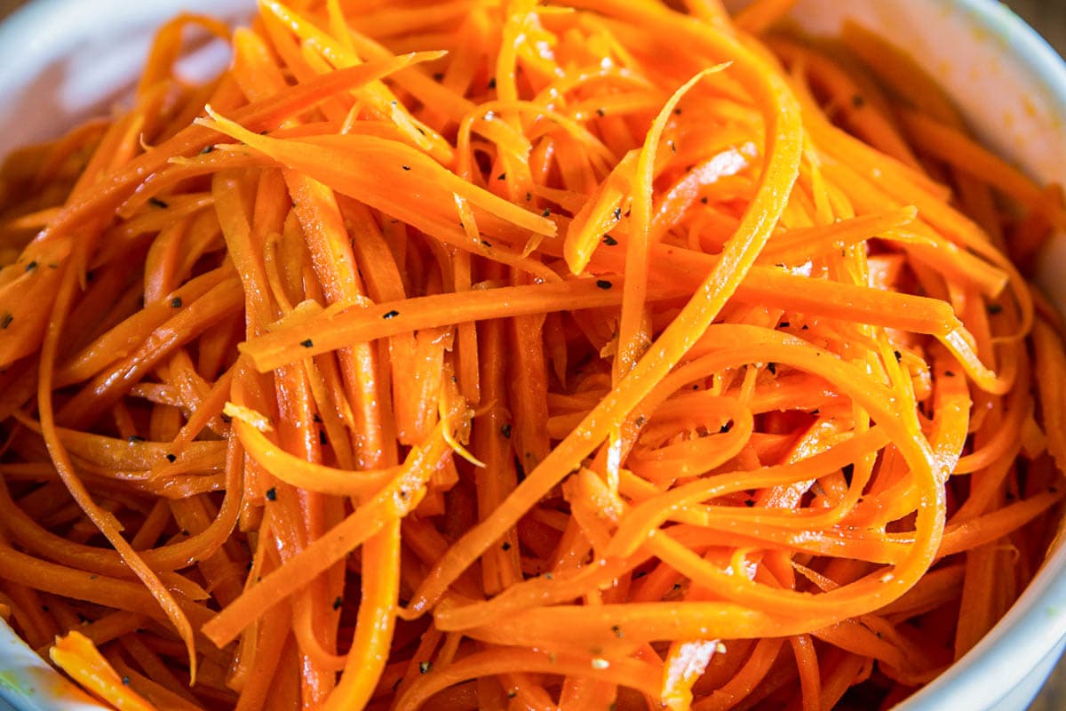 Fresh, flavorful, and healthy shredded carrot salad with lots of garlic and coriander. Its also whole 30 approved, paleo, and gluten-free. #whole30salad #paleosalad #carrotsalad #lowcaloriesalad #carrotrecipe Shredded Carrot Salad